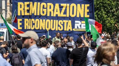 Mehrere tausend Menschen haben in Rom eine Rückführung von Migranten in ihre Heimatländer gefordert.