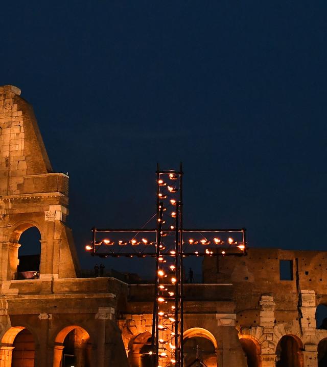 Das Colosseum beleuchtet bei Nacht.