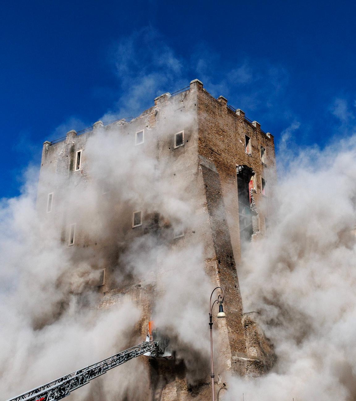 Feuerwehrkräfte im Einsatz nachdem ein Teil des Torre dei Conti in Rom eingestürzt ist.