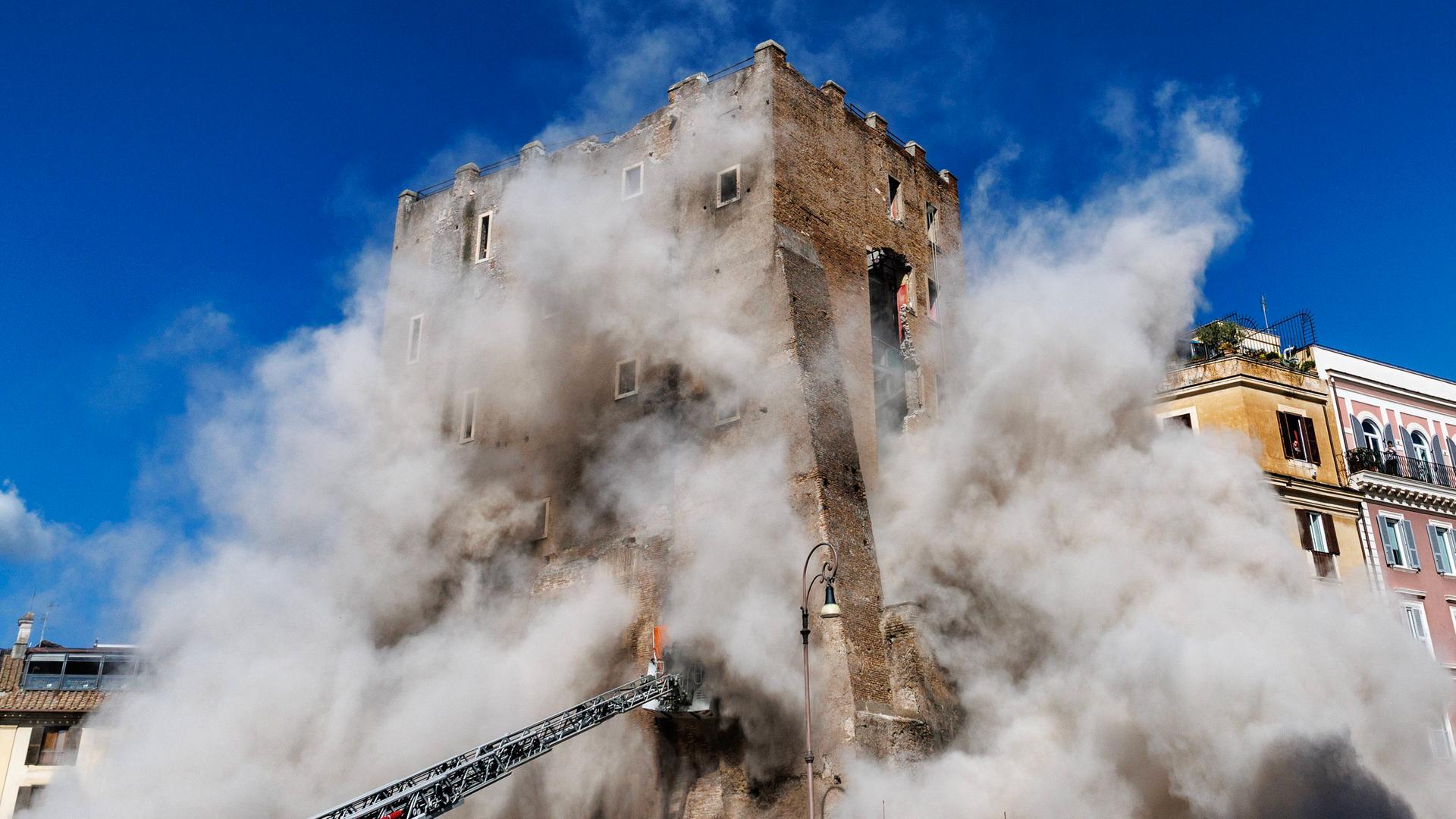 Feuerwehrkräfte im Einsatz nachdem ein Teil des Torre dei Conti in Rom eingestürzt ist.