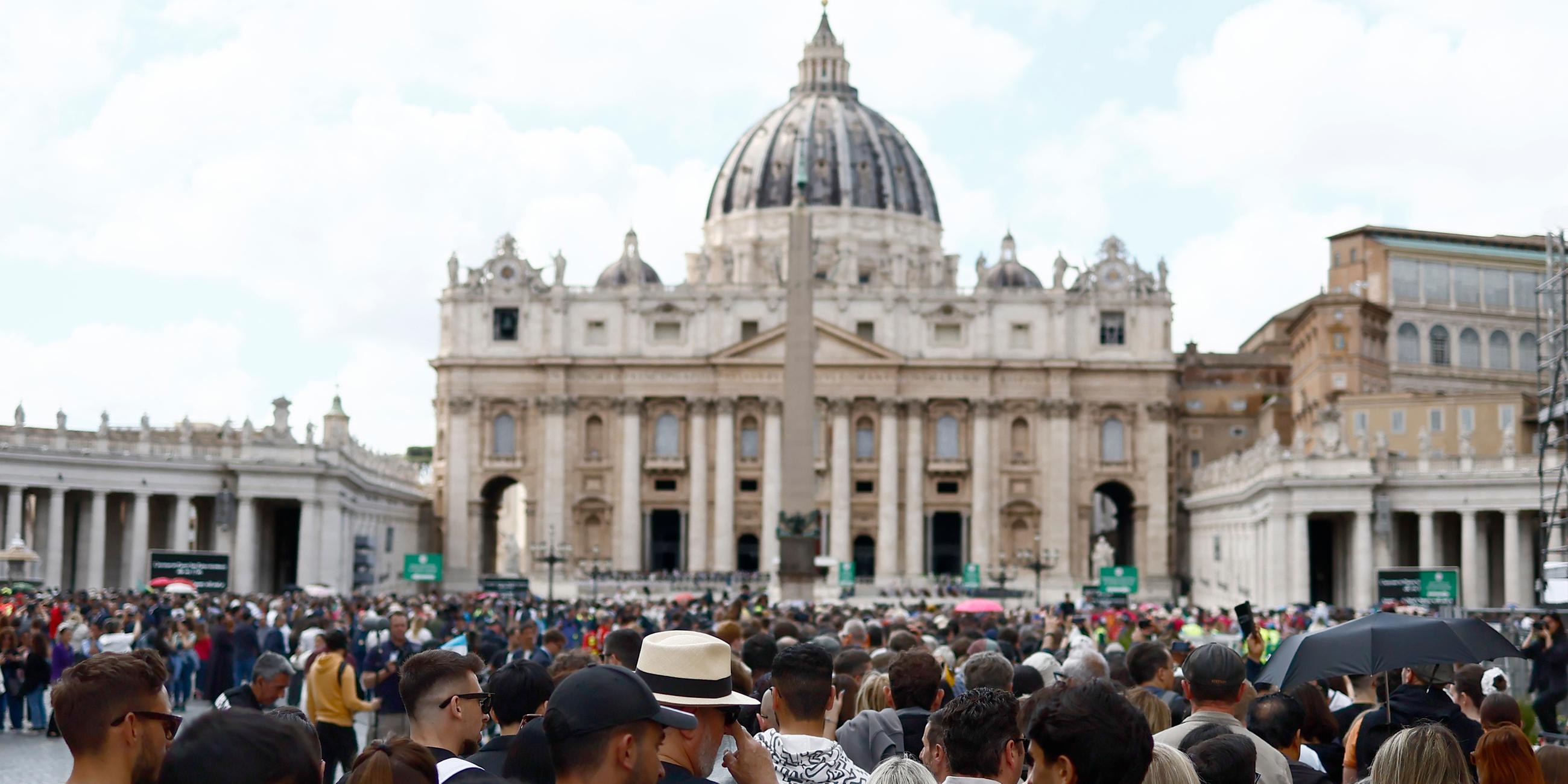 Fila per salutare la salma di Papa Francesco prima che la piazza chiuda alle 17.30 - Citt del Vaticano