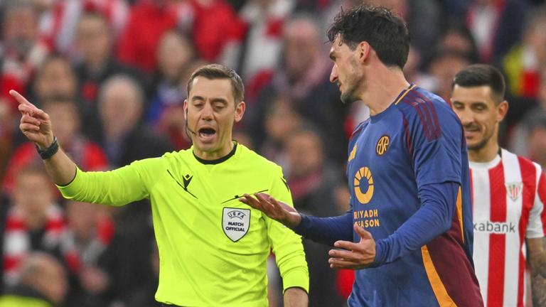 Mats Hummels (r) diskutiert mit Schiedsrichter Clement Turpin.