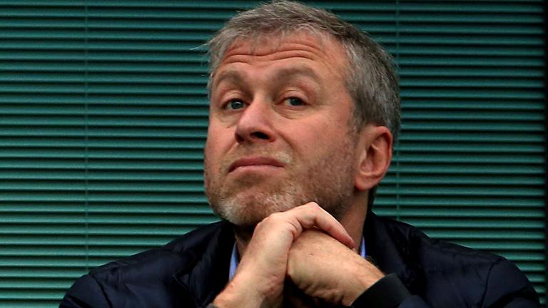 Roman Abramowitsch war von 2003 bis 2022 Besitzers des englischen Fußballvereins FC Chelsea. In dieser Zeit soll der Club gegen verschiedene Regeln verstoßen haben. Die FA erhob Anklage in 74 Punkten.