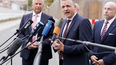 Berlin: Hessens Innenminister Roman Poseck (l-r, CDU), Thorsten Frei (CDU), Erster Parlamentarischer Geschäftsführer der CDU/CSU-Bundestagsfraktion, und Alexander Hoffmann, CDU/CSU- Fraktion, sprechen zu Medienvertretern vor den Gesprächen der Ampel-Koalition mit Union und Ländern zur Migrationspolitik.