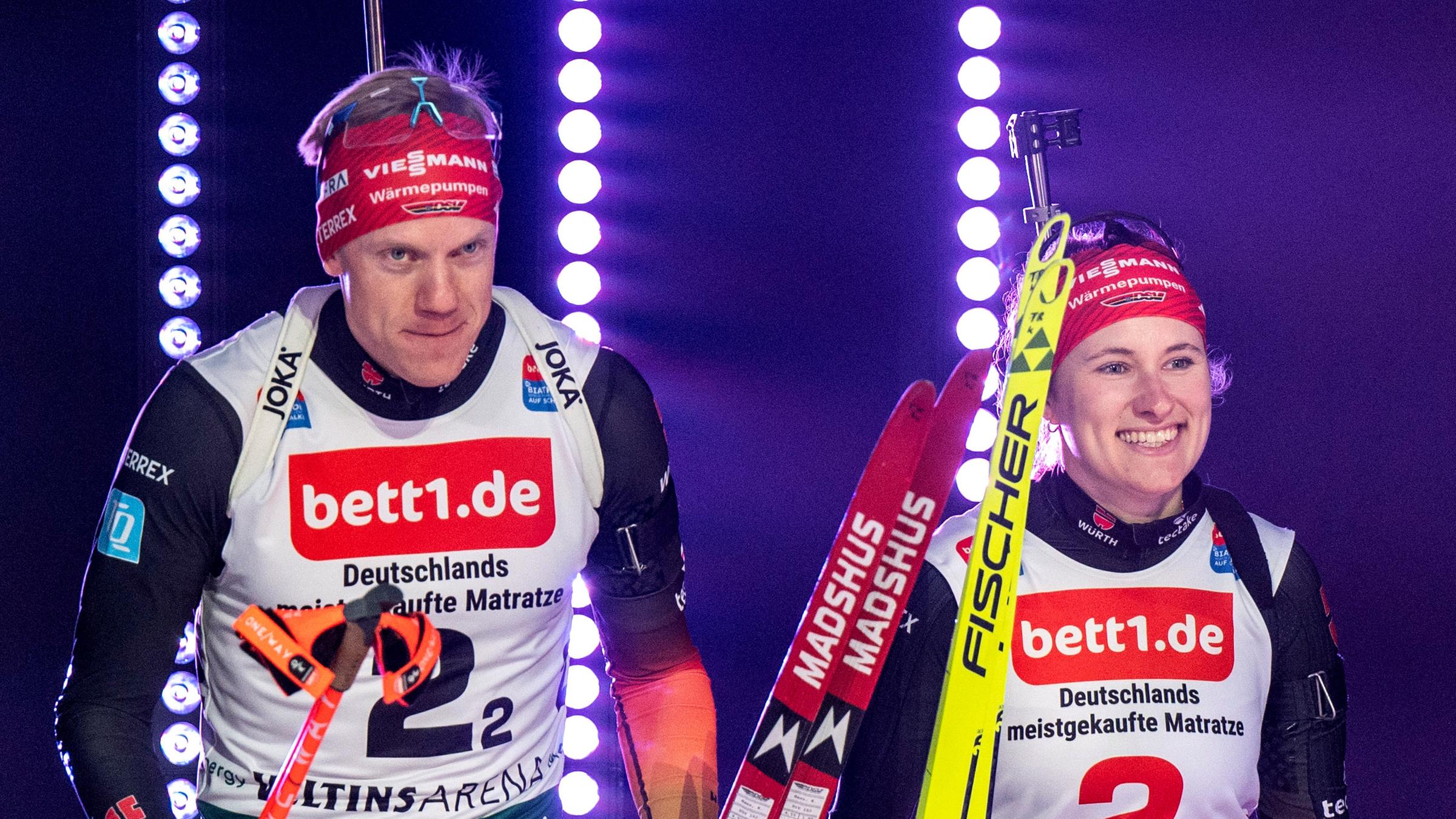 Nordrhein-Westfalen, Gelsenkirchen: Wintersport: Biathlon, World Team Challenge, "Biathlon auf Schalke", Veltins-Arena: Roman Rees (l.) und Janina Hettich-Walz aus Deutschland kommen an.