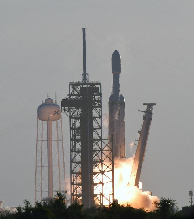 Das Nancy Grace Roman Space Telescope hebt am 30. August 2026 an Bord einer SpaceX-Falcon-Heavy-Rakete von der Startrampe 39A des Kennedy Space Center in Cape Canaveral, Florida, ab.