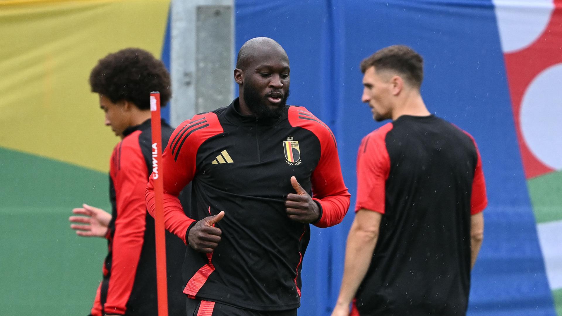 Belgiens Stürmer Nr. 10, Romelu Lukaku (C), nimmt an einer MD-1-Trainingseinheit vor dem Achtelfinalspiel der UEFA Euro 2024 gegen Slowenien teil.