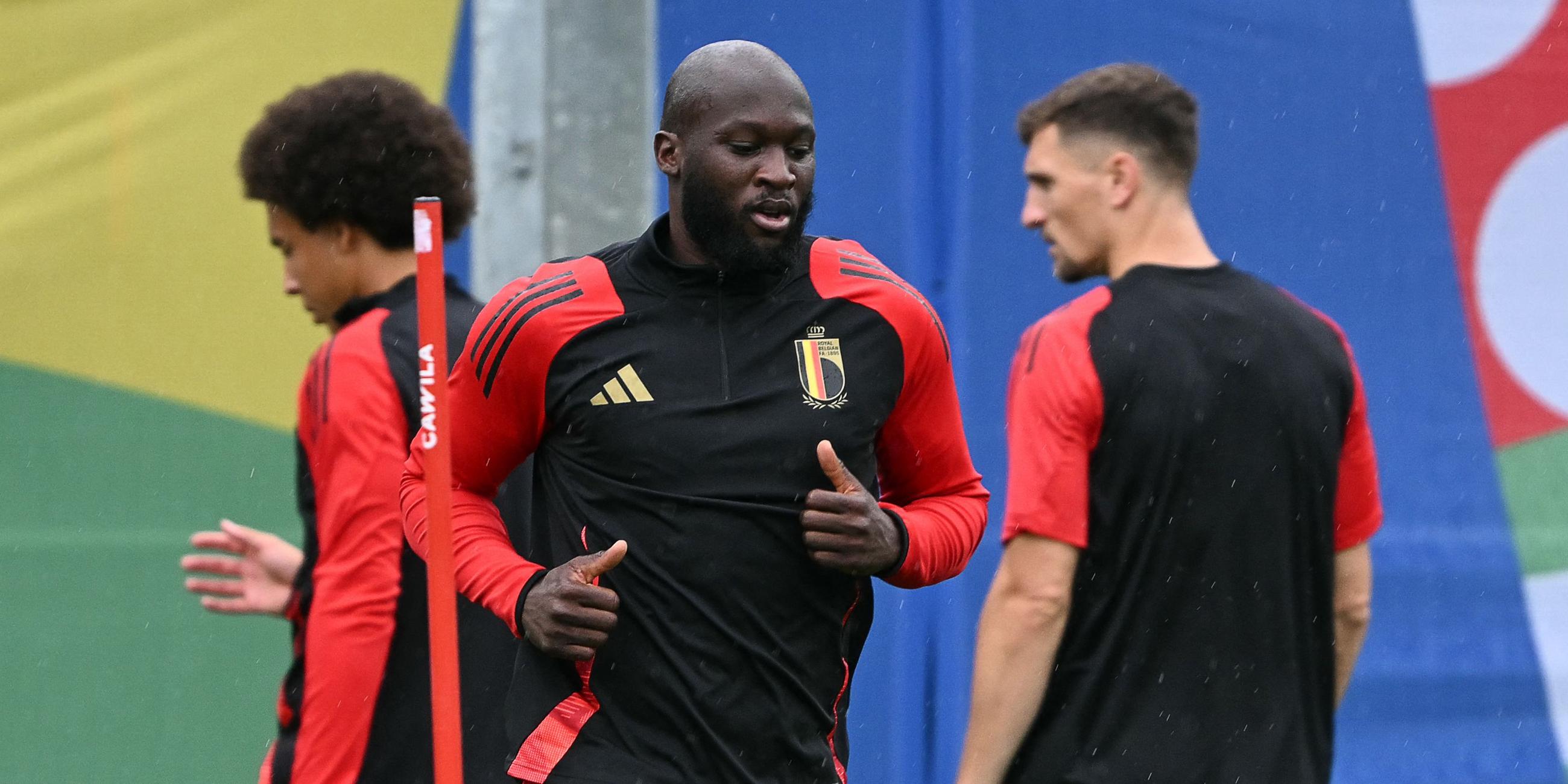 Belgiens Stürmer Nr. 10, Romelu Lukaku (C), nimmt an einer MD-1-Trainingseinheit vor dem Achtelfinalspiel der UEFA Euro 2024 gegen Slowenien teil.