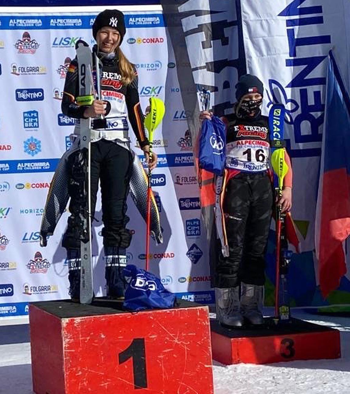 Ski Alpin: Romy Ertl gewinnt ein Nachwuchsrennen und steht oben auf dem Podest.