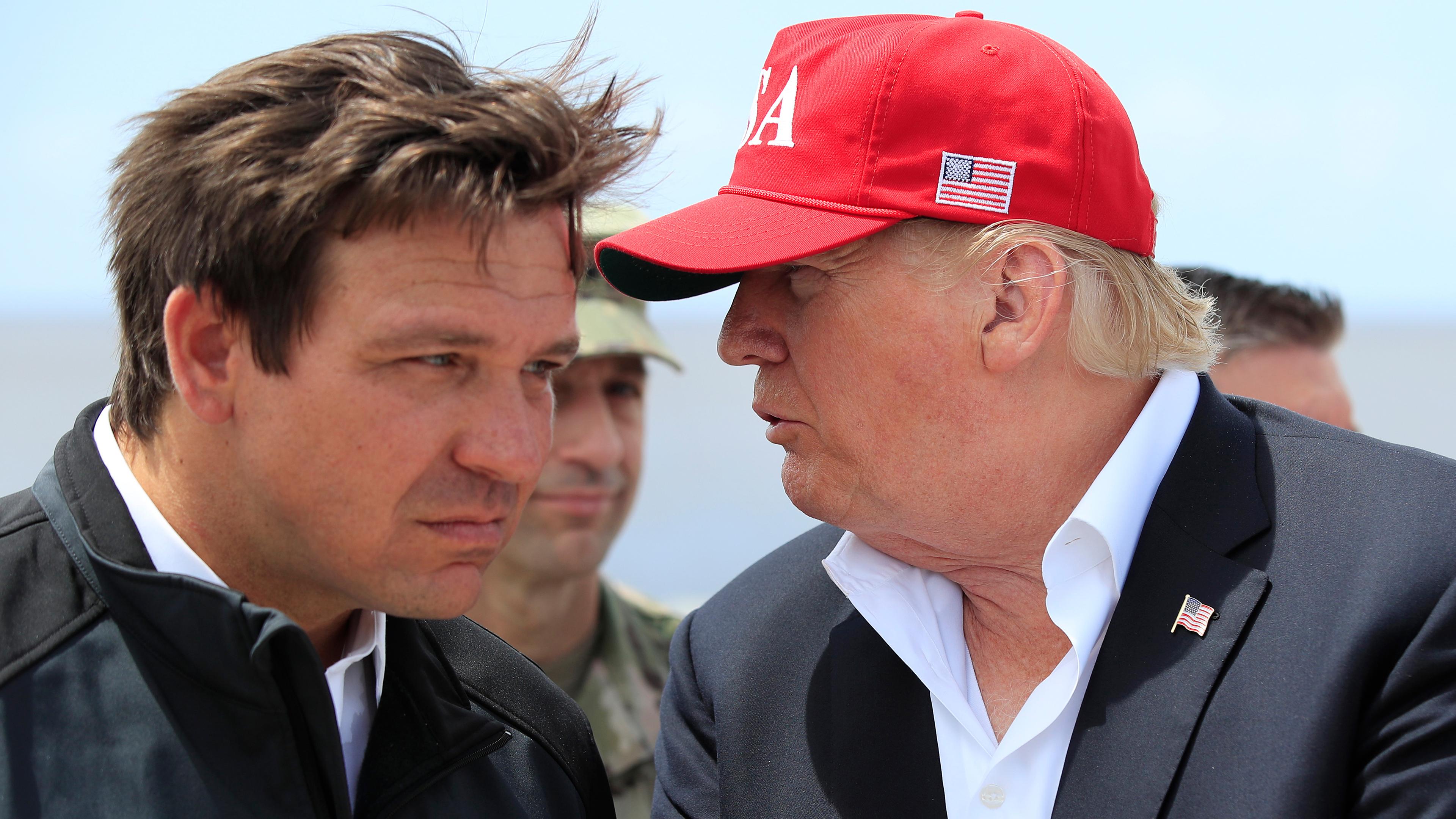 Ron DeSantis (l.) und Donald Trump, aufgenommen am 29.03.2019 in Canal Point (USA)