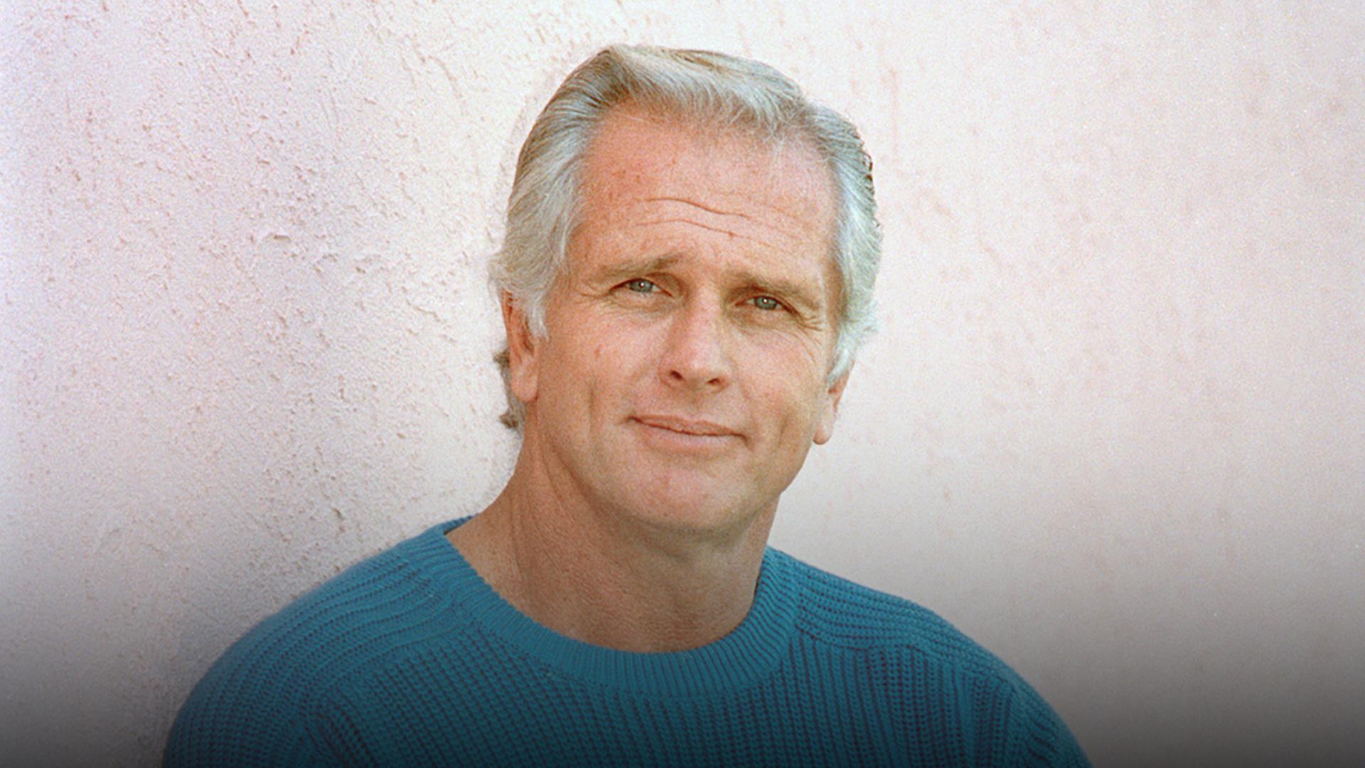 Der ehemalige "Tarzan"-Darsteller Ron Ely während eines Interviews.  