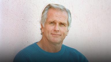 Der ehemalige "Tarzan"-Darsteller Ron Ely während eines Interviews.  