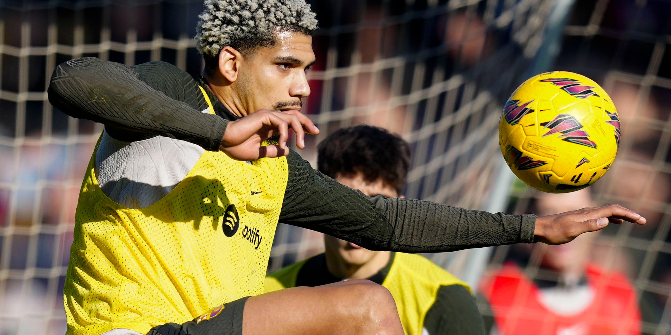 Ronald Araujo beim Training des FC Barcelona am 30. Dezember 2023