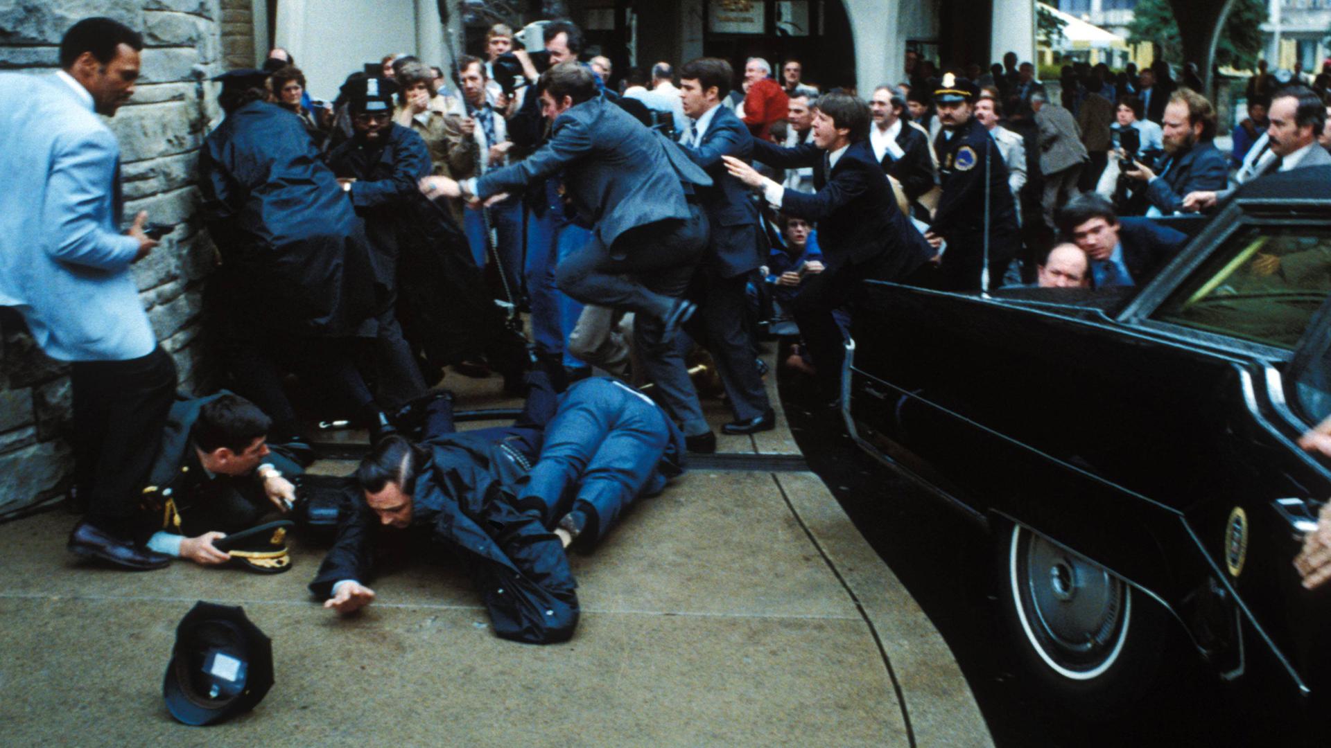 Moment kurz nach dem Attentatsversuch auf US-Präsident Ronald Reagan vor dem Hilton Hotel in Washington am 30.03.1981.