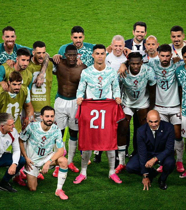 Cristiano Ronaldo hält ein Trikot mit der Nummer "21" in der Hand.