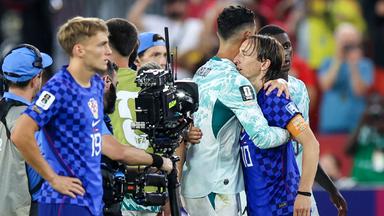 Cristiano Ronaldo und Luka Modric umarmen sich nach dem Sechzehntelfinale Portugal - Kroatien