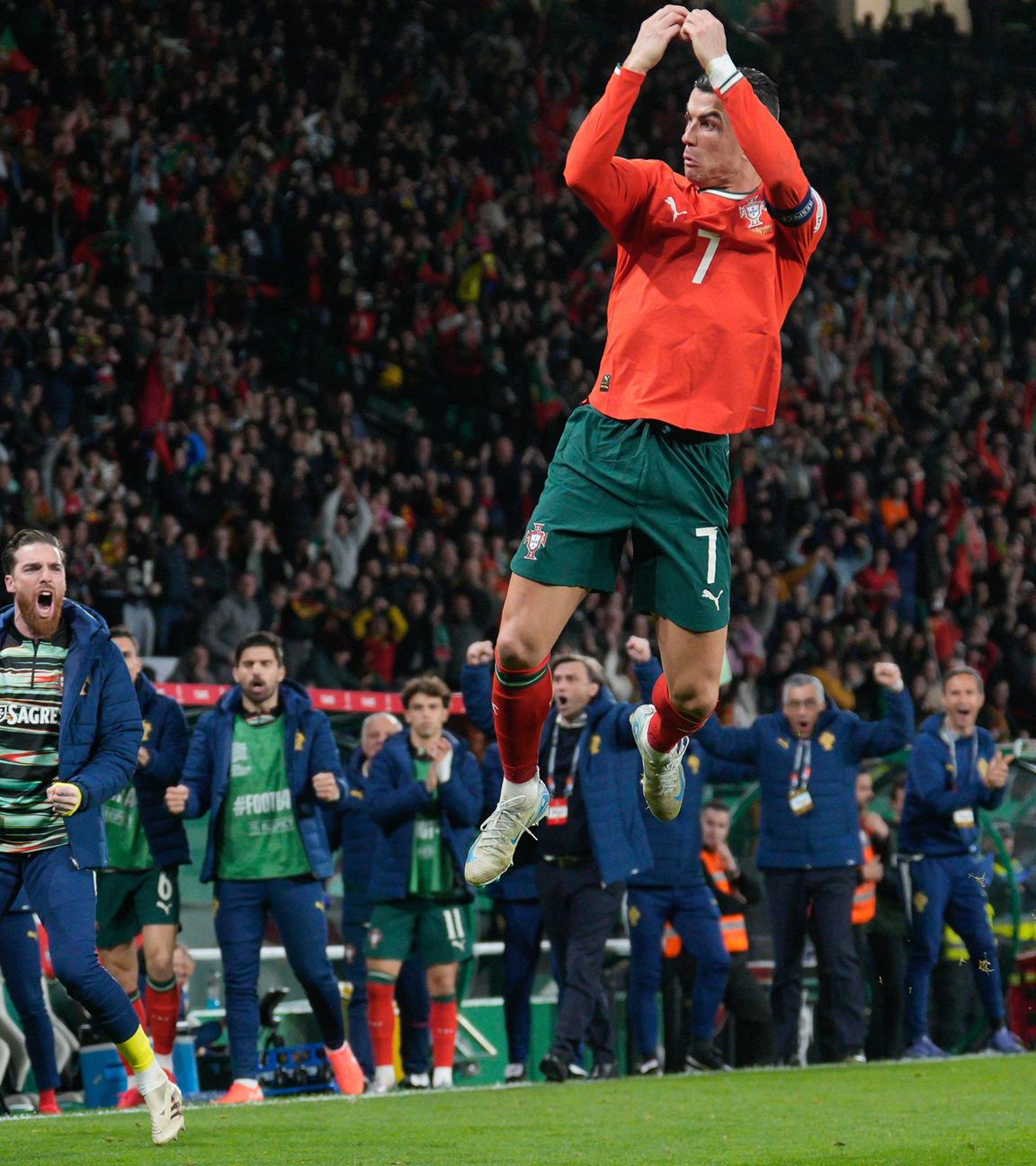 Nations League, Viertelfinalöe, Rückspiel Portugal - Dänemark: Cristiano Ronaldo springt in die Luft und feiert sein Tor.