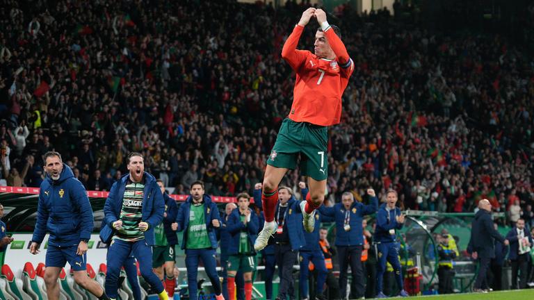 Nations League, Viertelfinalöe, Rückspiel Portugal - Dänemark: Cristiano Ronaldo springt in die Luft und feiert sein Tor.