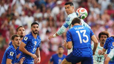 Portugals Cristiano Ronaldo bei einem Kopfball