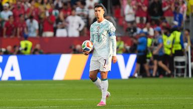 Cristiano Ronaldo läuft über den Platz mit Ball in der Hand.