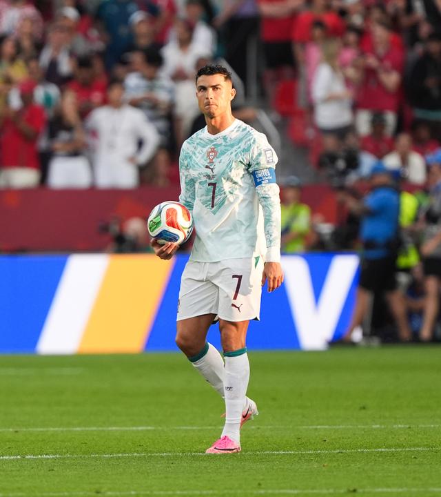Cristiano Ronaldo läuft über den Platz mit Ball in der Hand.