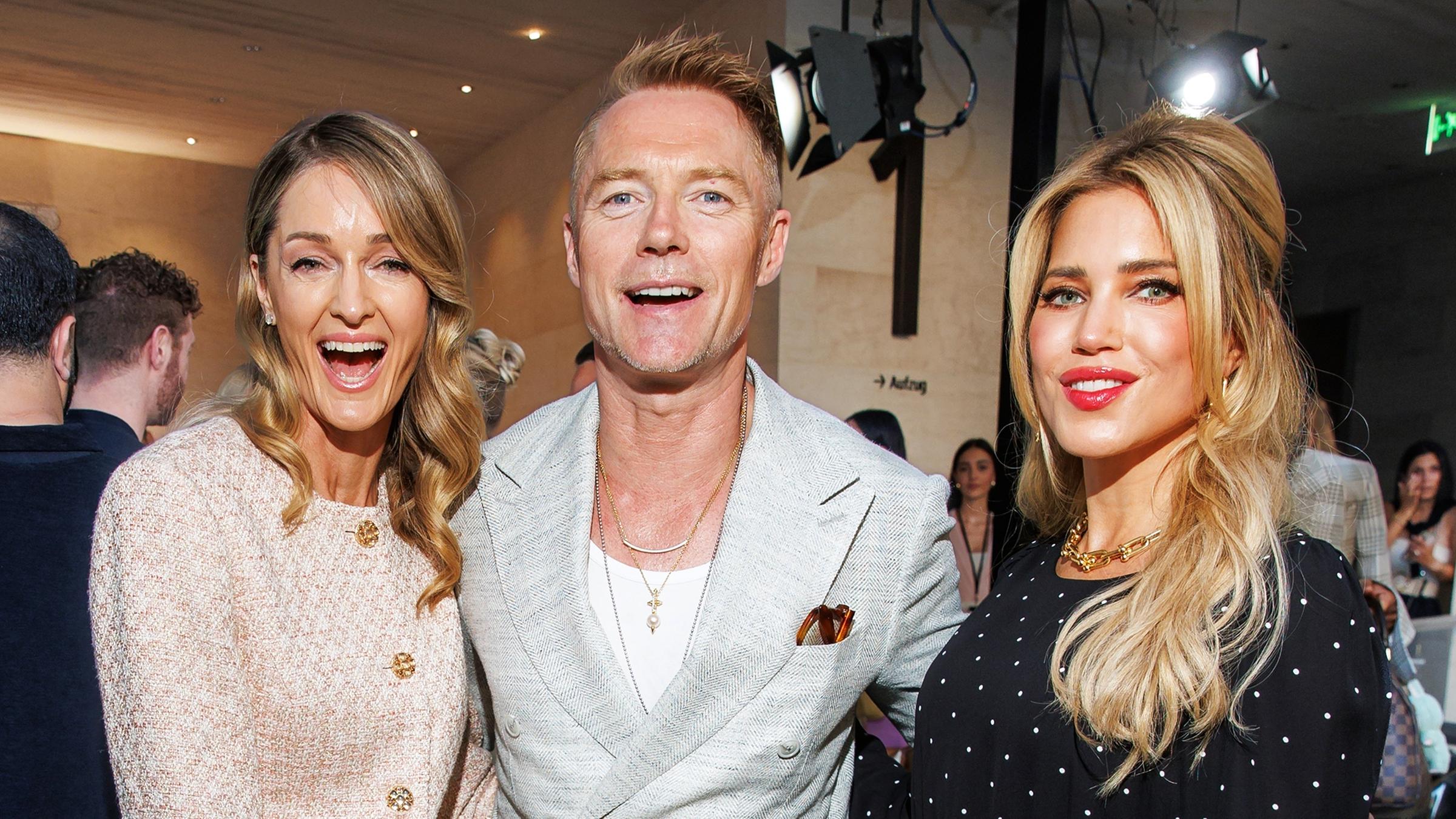 Gut gelaunt und top gestylt besuchen Sänger Ronan Keating und seine Frau Storm (links im Bild) eine Show im Rahmen der Fashion Week in Berlin.