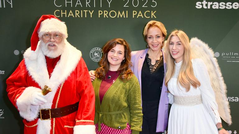 Ronja Forcher und Annika Ernst posieren im Bikini beim 5. Charity Promi Pack 2025 in Berlin am 26. November 2025.