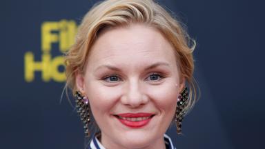 Schauspielerin Rosalie Thomass lächelt beim Filmfest in Hamburg im September 2026 