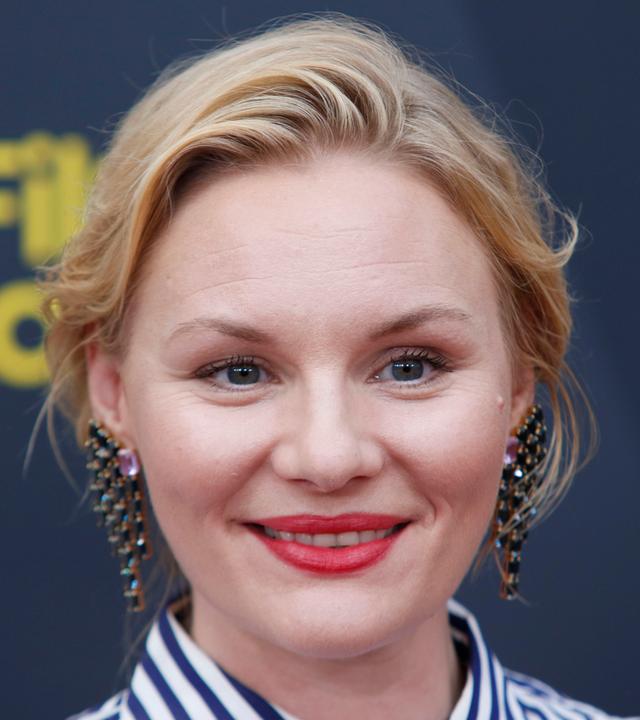 Schauspielerin Rosalie Thomass lächelt beim Filmfest in Hamburg im September 2026 
