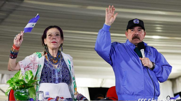 Der nicaraguanische Präsident Daniel Ortega und seine Frau und Vizepräsidentin, Rosario Murill winken am 23.09.2023.