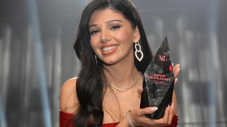 Rose Mondy steht nach dem Finale der "Miss Germany Awards" 2026 am 07.03.2026 im Münchner Bavaria Film Gelände als neue Miss Germany 2026 auf der Bühne. 