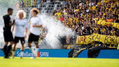 Fans protestieren beim Spiel in der norwegischen Eliteserien zwischen Rosenborg Trondheim und Lilleström SK gegen den VAR.