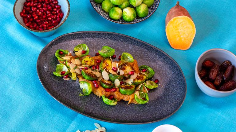 Gebratener Rosenkohl auf Süßkartoffel-Dattel-Creme