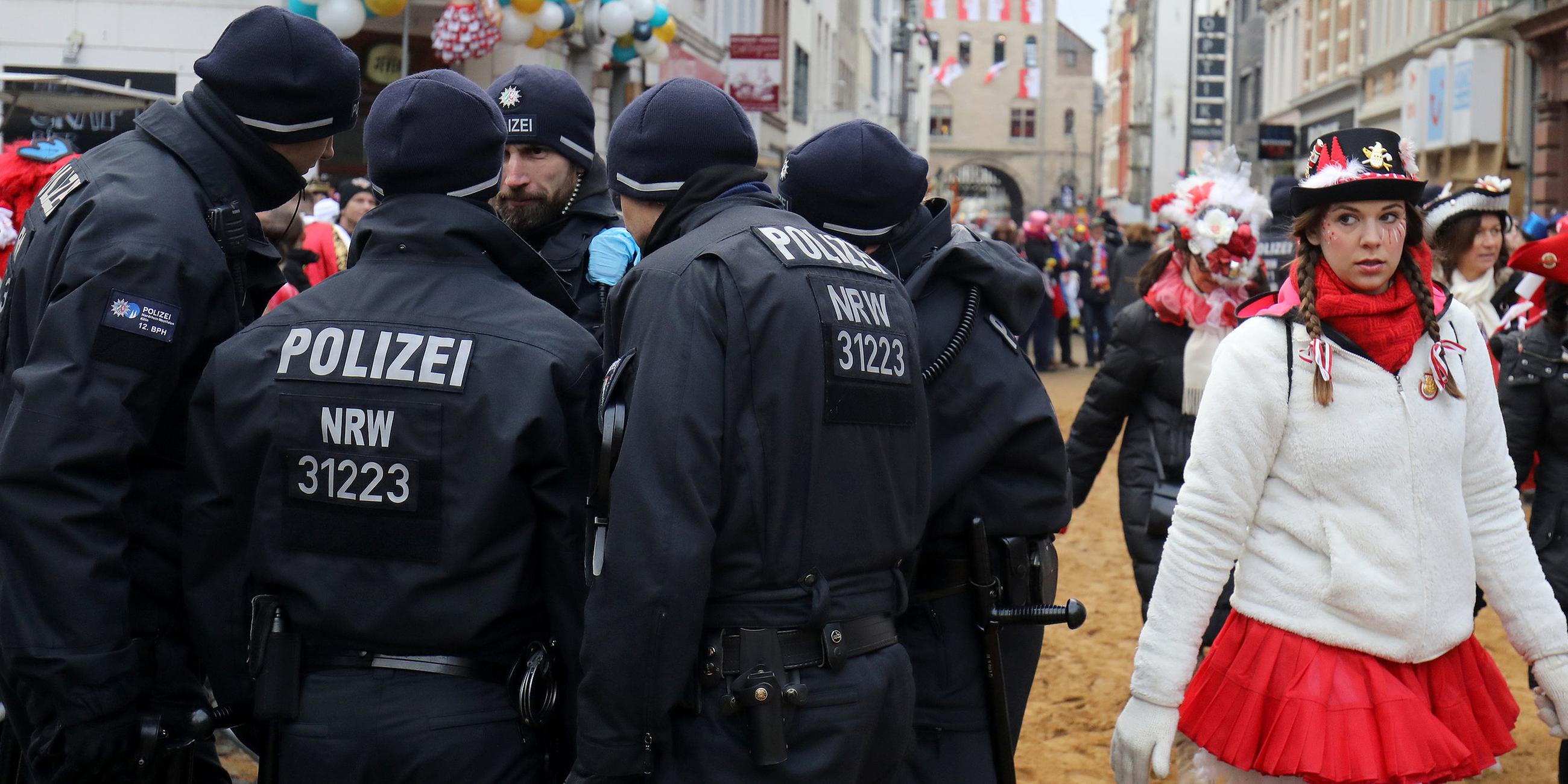 Rosenmontag am Rhein: Köln