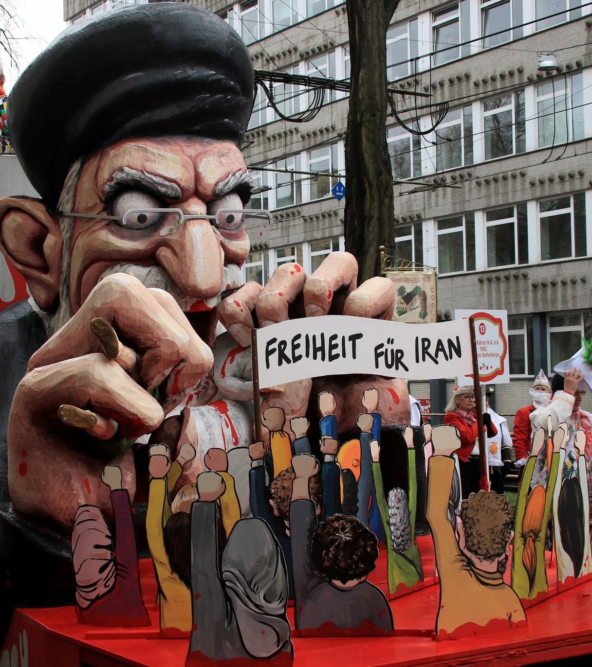 Ein Mottowagen auf dem Rosenmontagsumzug stellt das Mullah-Regime im Iran dar und symbolisiert die Unterdrückung der Freiheitsbewegung.