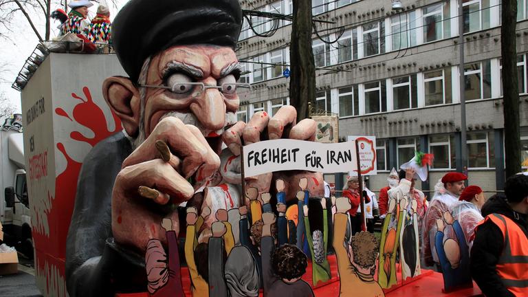 Ein Mottowagen auf dem Rosenmontagsumzug stellt das Mullah-Regime im Iran dar und symbolisiert die Unterdrückung der Freiheitsbewegung.