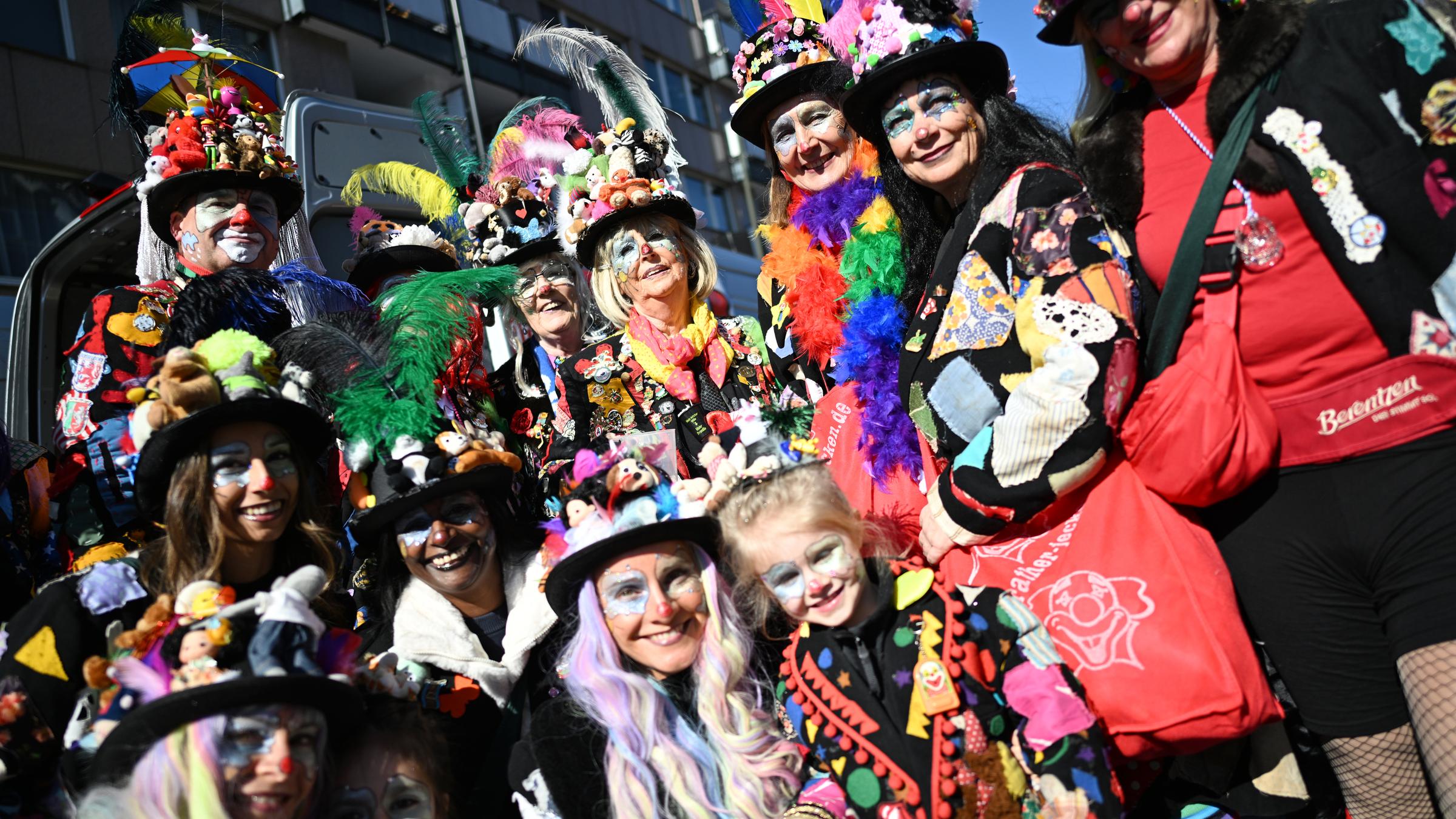 Nordrhein-Westfalen, Düsseldorf: Jecken feiern in ihren Kostümen beim Rosenmontagszug.