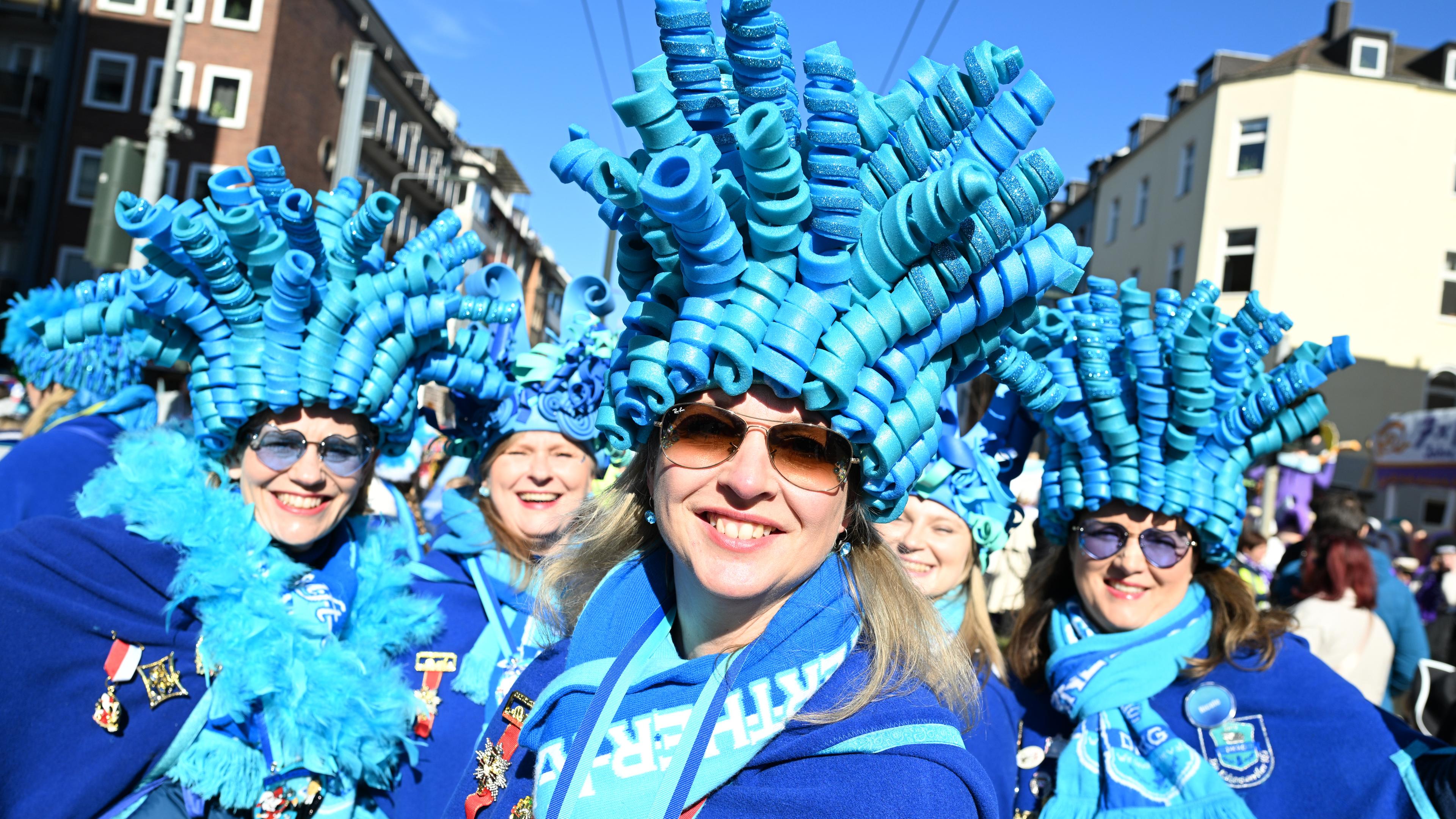 Nordrhein-Westfalen, Düsseldorf: Jecken feiern in ihren Kostümen beim Rosenmontagszug.