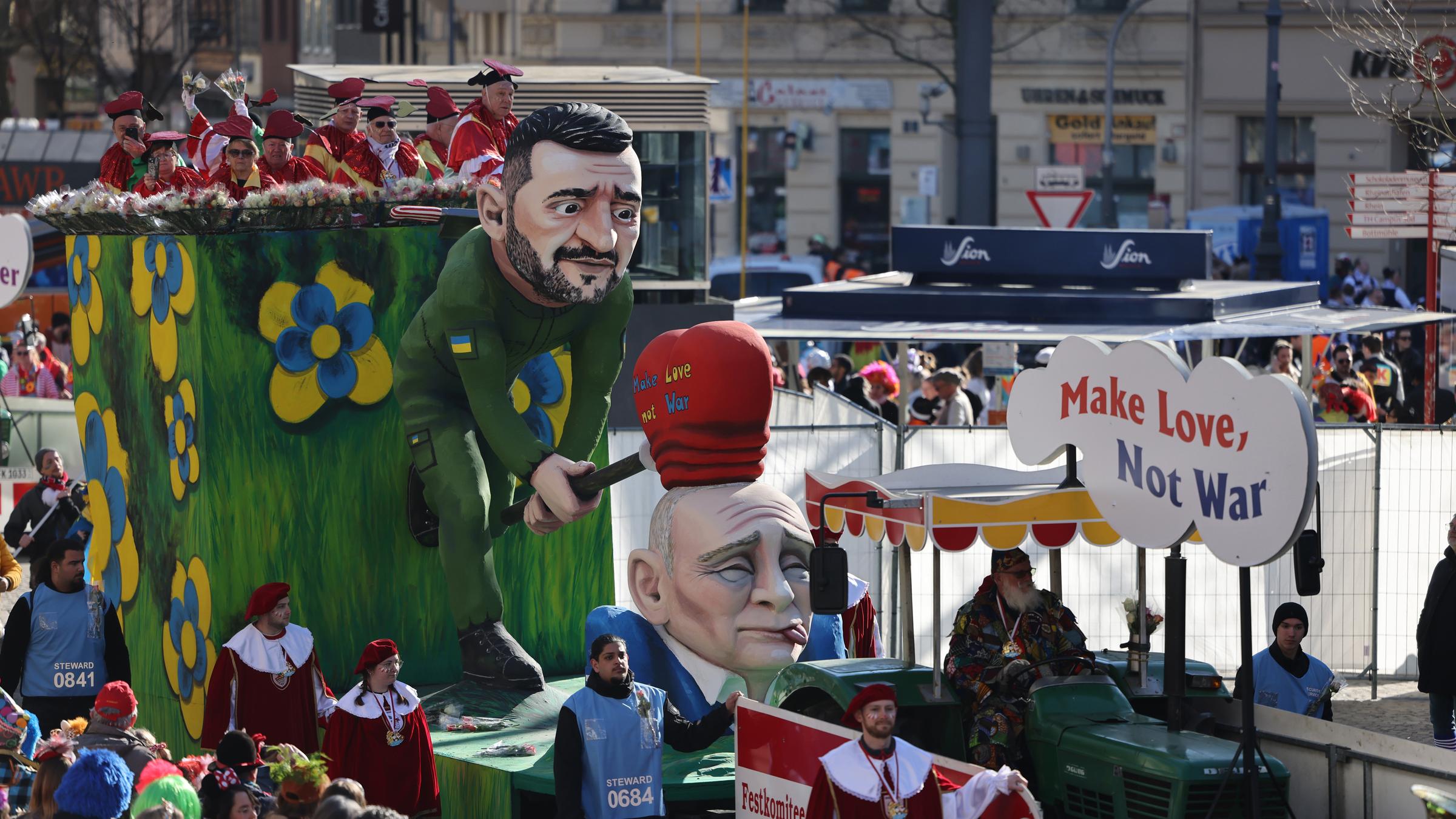 Nordrhein-Westfalen, Köln: Ein Motivwagen zum Thema Ukraine-Krieg («Make Love not War») fährt im Zug.