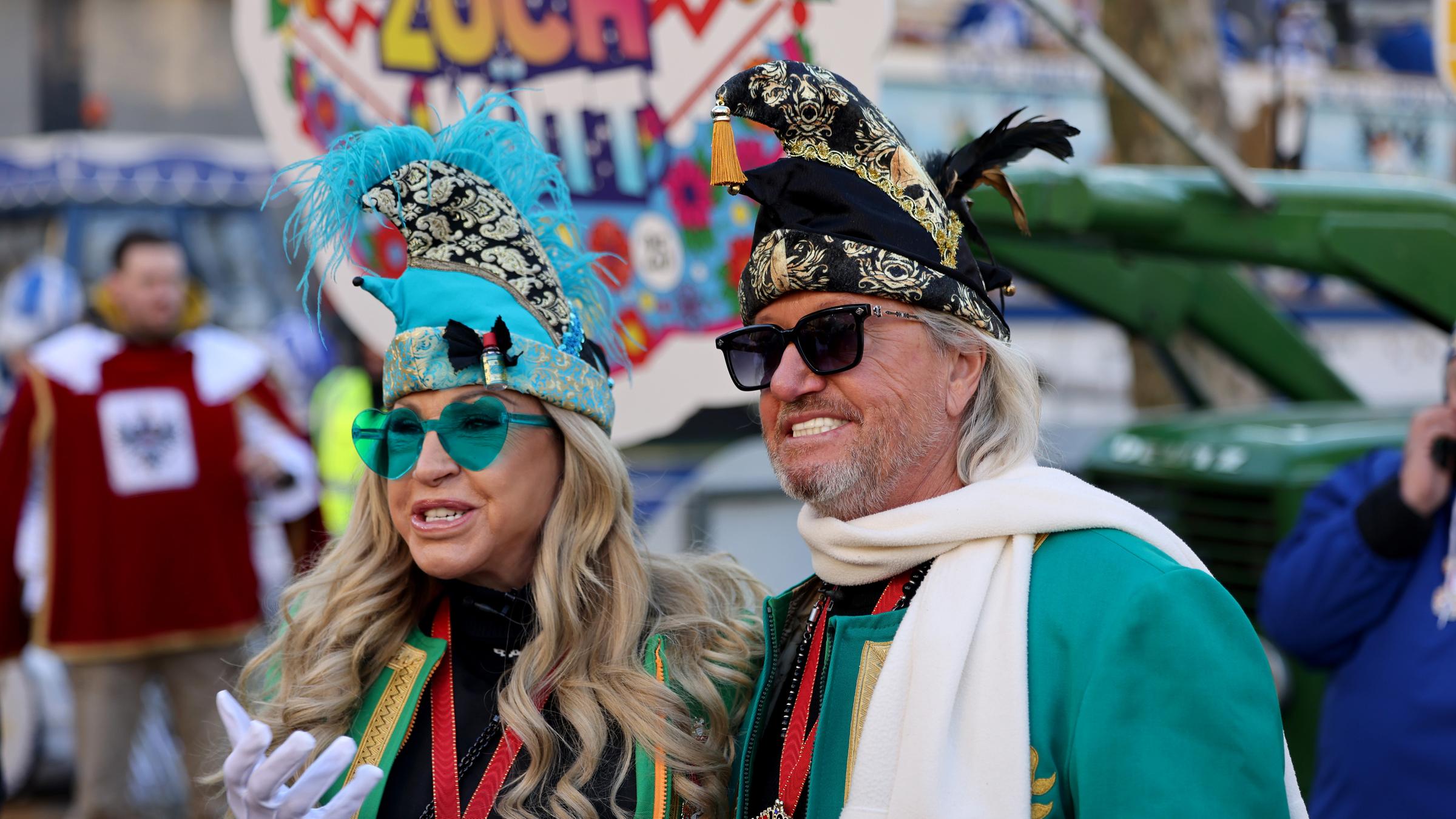 Nordrhein-Westfalen, Köln: Reality-TV-Star Robert Geiss und seine Frau Carmen kommen kostümiert zum Zug.