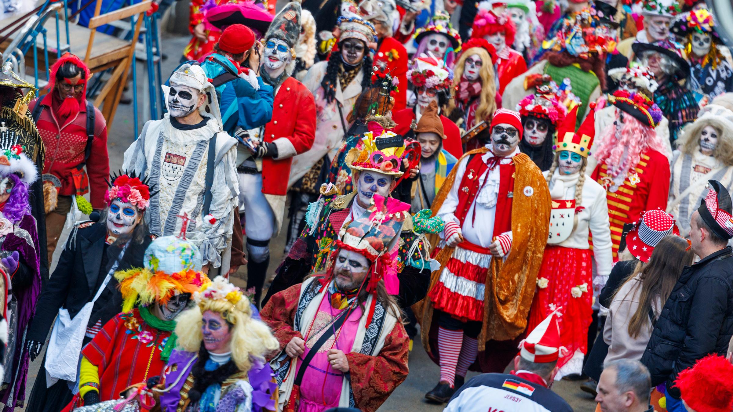 Nordrhein-Westfalen, Köln: Bunt verkleidete Karnevalisten gehen auf der Severinstraße.