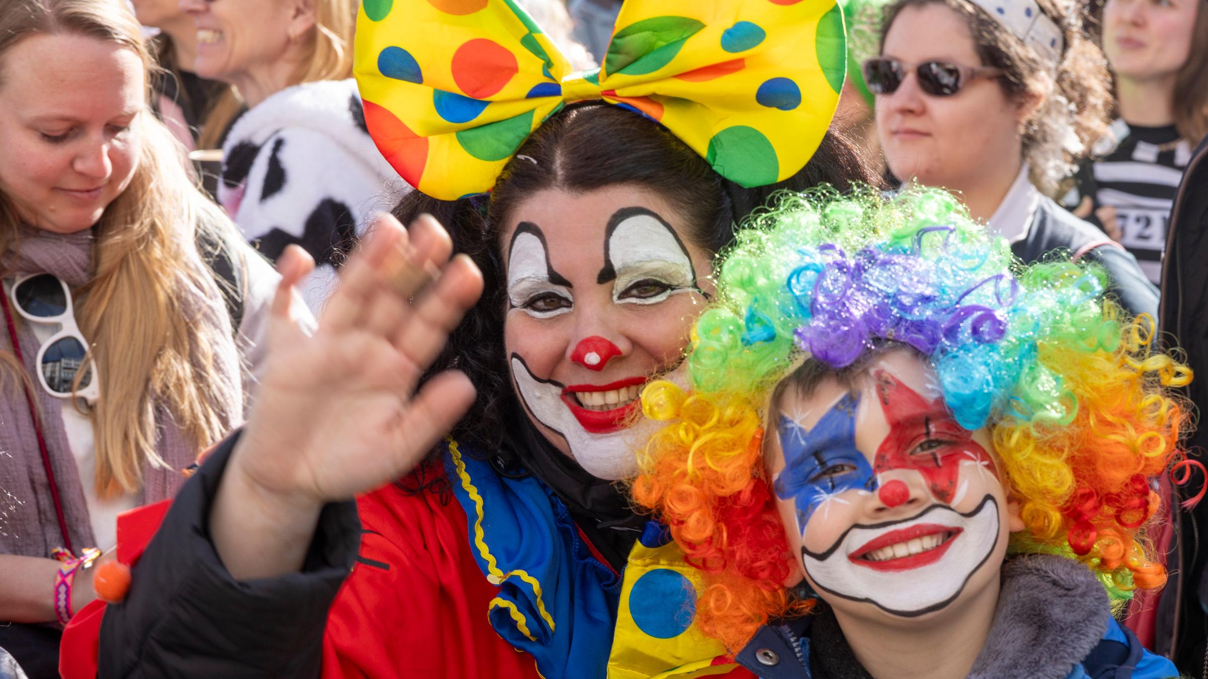 Rheinland-Pfalz, Mainz: In Mainz versammelten sich die Fastnacht-Narren zum größten Fastnachtsumzug in Rheinland-Pfalz.