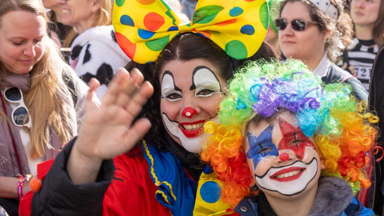 Rheinland-Pfalz, Mainz: In Mainz versammelten sich die Fastnacht-Narren zum größten Fastnachtsumzug in Rheinland-Pfalz.