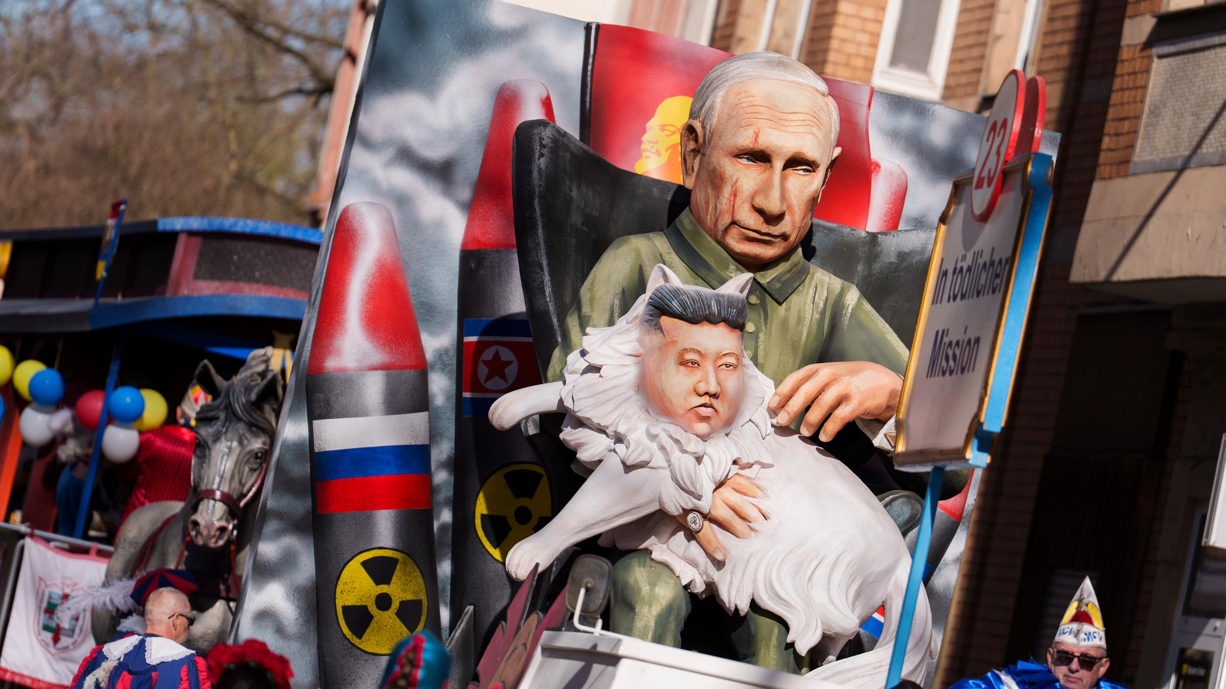 Rheinland-Pfalz, Mainz: Ein Motivwagen "In tödlicher Mission" zeigt Wladimir Putin, Ministerpräsident Russlands, und Kim Jong-un, Oberster Führer der Demokratischen Volksrepublik Korea, als Katze auf dem Schoss von Putin.