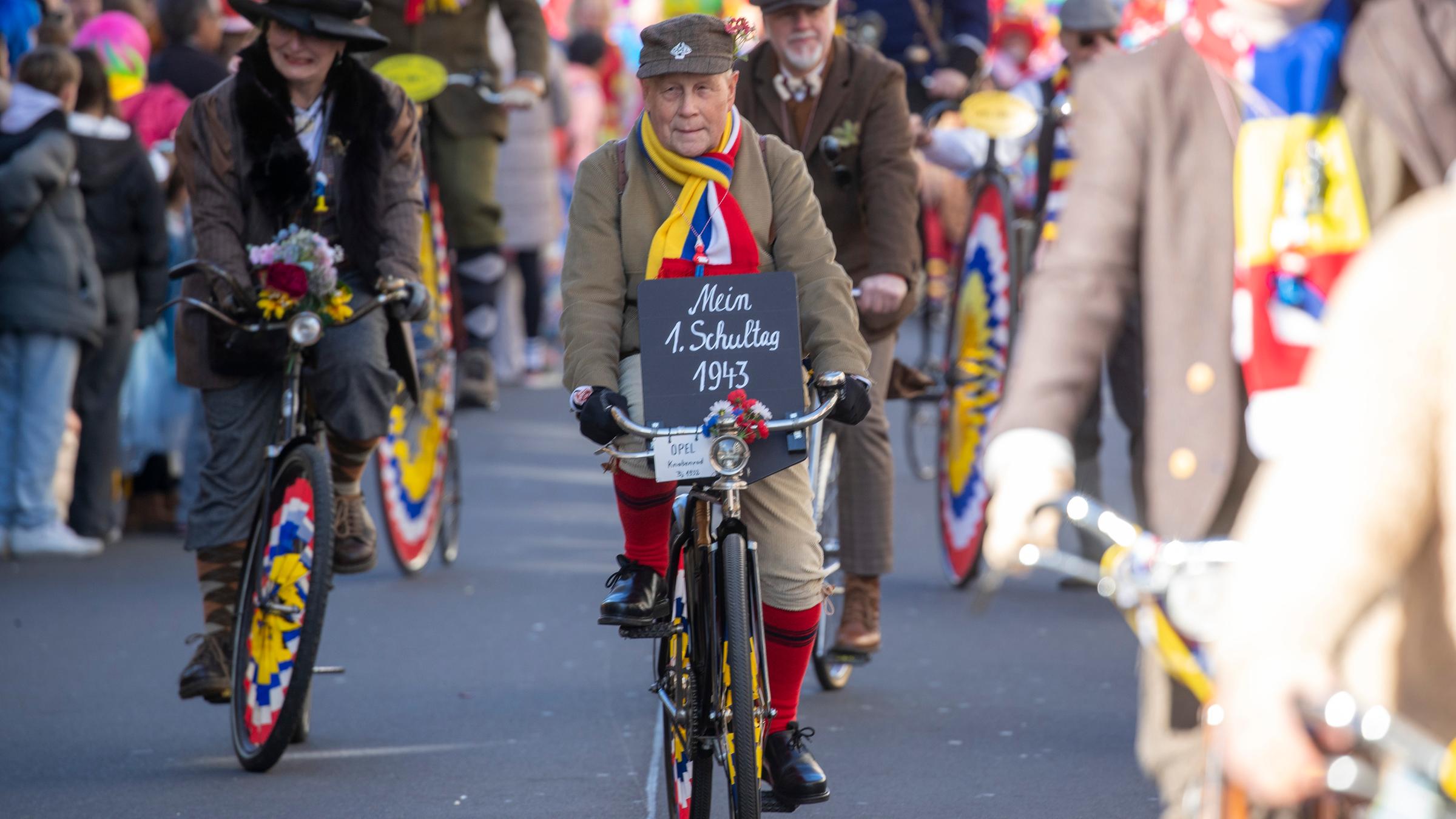 Rheinland-Pfalz, Mainz: In Mainz versammelten sich die Fastnacht-Narren zum größten Fastnachtsumzug in Rheinland-Pfalz.