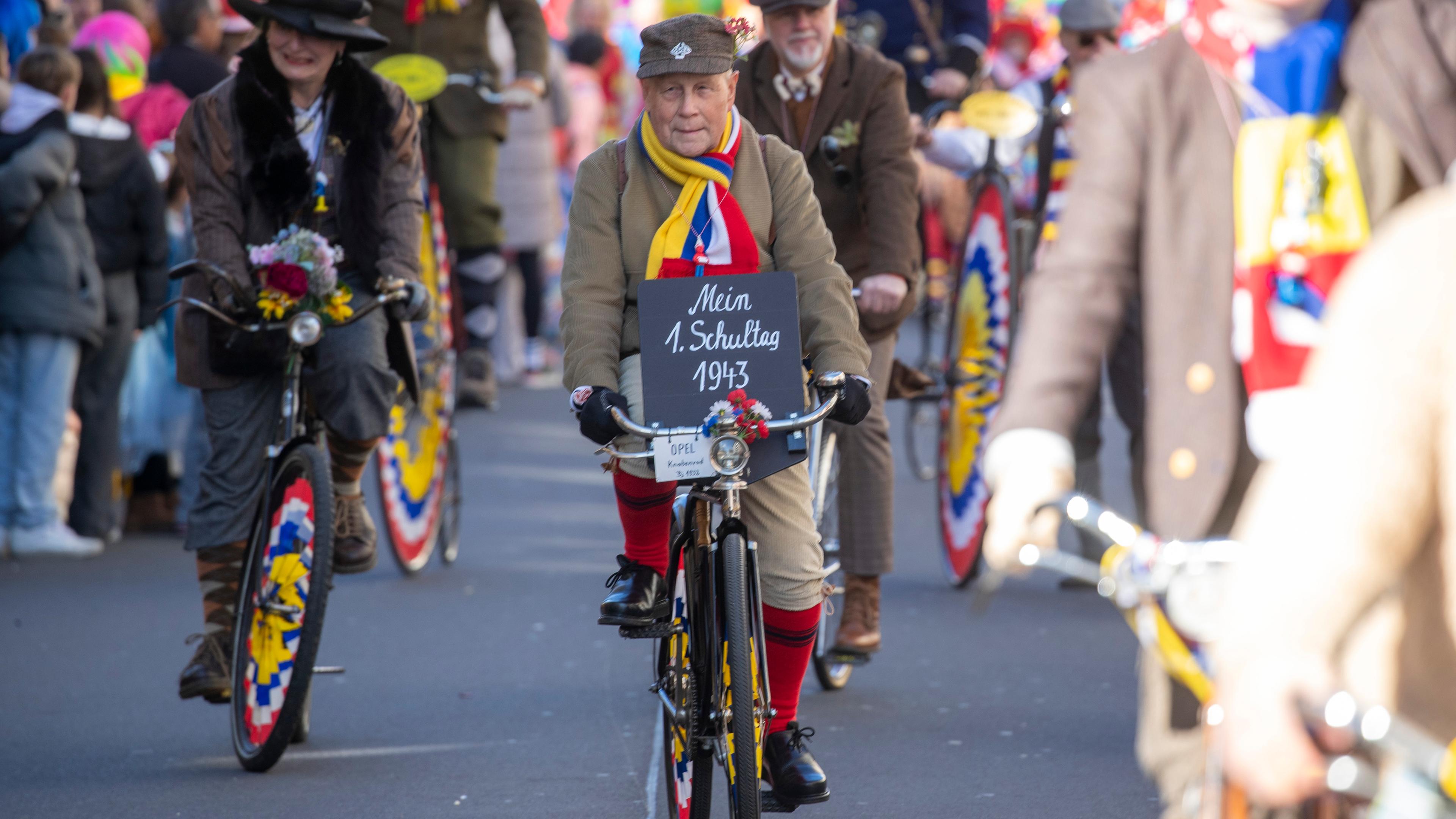 Rheinland-Pfalz, Mainz: In Mainz versammelten sich die Fastnacht-Narren zum größten Fastnachtsumzug in Rheinland-Pfalz.