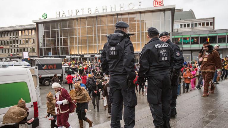 Rosenmontag am Kölner Hauptbahnhof, Archivbild