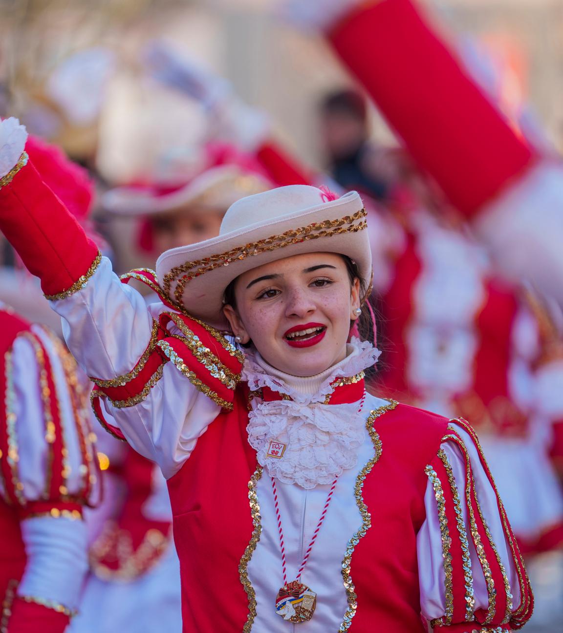 Eine Gardistin auf dem Mainzer Karnevalsumzug 2025 streckt ihren Arm nach oben.