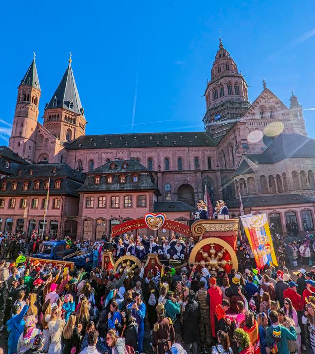 Rheinland-Pfalz, Mainz: Der Komitee-Wagen der Entenbrüder aus Nackenheim rollt durch die Zuschauerreihen am Dom. 