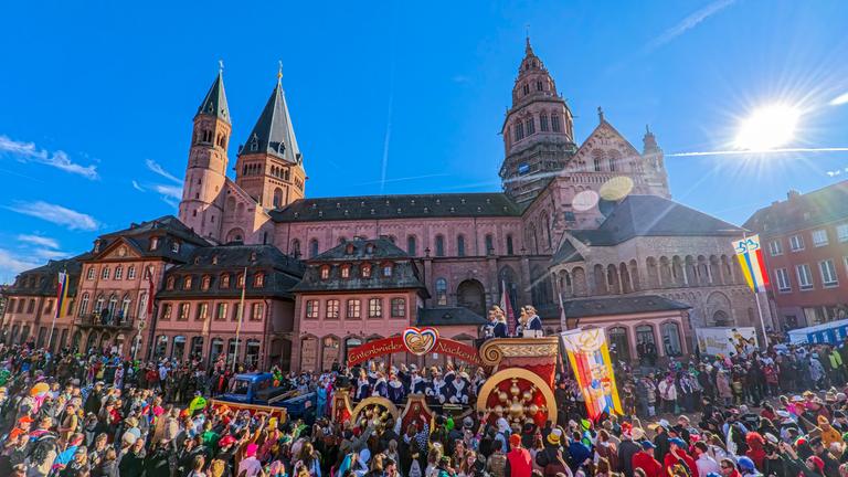 Rheinland-Pfalz, Mainz: Der Komitee-Wagen der Entenbrüder aus Nackenheim rollt durch die Zuschauerreihen am Dom. 